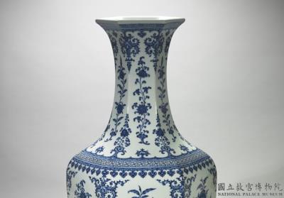 图片[2]-Hexagonal vase with floral decoration in underglaze blue, Qing dynasty, Qianlong reign (1736-1795)-China Archive